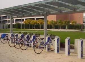 Realizzazione-postazione-di-Bike-Sharing-con-copertura-fotovoltaica-e-colonnina-di-ricarica-per-biciclette-elettriche-in-Viale-Mentana-Infomobility-Parma