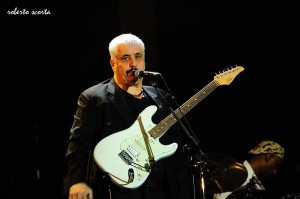 PINO DANIELE CON LA CHITARRA