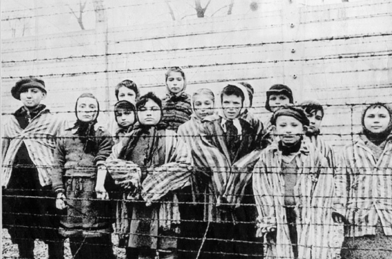 Bambini in campo di concentramento
