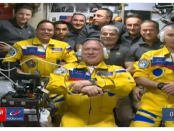 Il nuovo equipaggio russo, appena arrivato alla stazione spaziale. Spiccano le insolite divise gialle con inserti blu