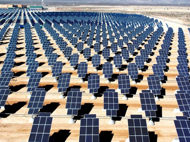 Campo fotovoltaico nella Nellis Air Force Base, Nevada (USA)